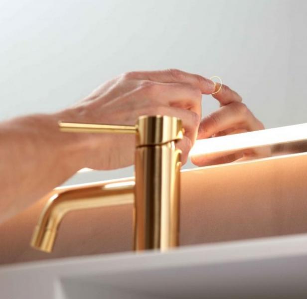 Luca firkantet spejl m/integreret LED lys, backlight og touch - 120 cm Luca firkantet spejl m/integreret LED lys, backlight og touch - 120 cm