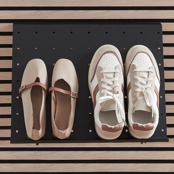 Sort skohylde til akustikpanel - 46 cm Sort skohylde til akustikpanel - 46 cm