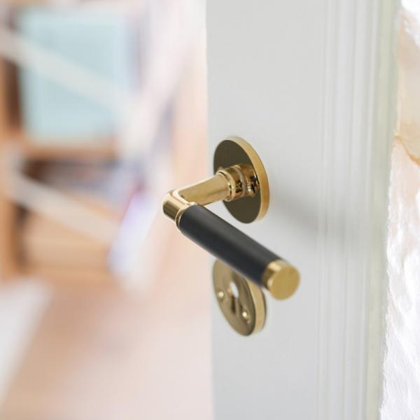 Beslagsboden Design indendørs dørhåndtag inkl. nøgleskilt - Messing/sort - Sæt á 4 Beslagsboden Design indendørs dørhåndtag inkl. nøgleskilt - Messing/sort - Sæt á 4