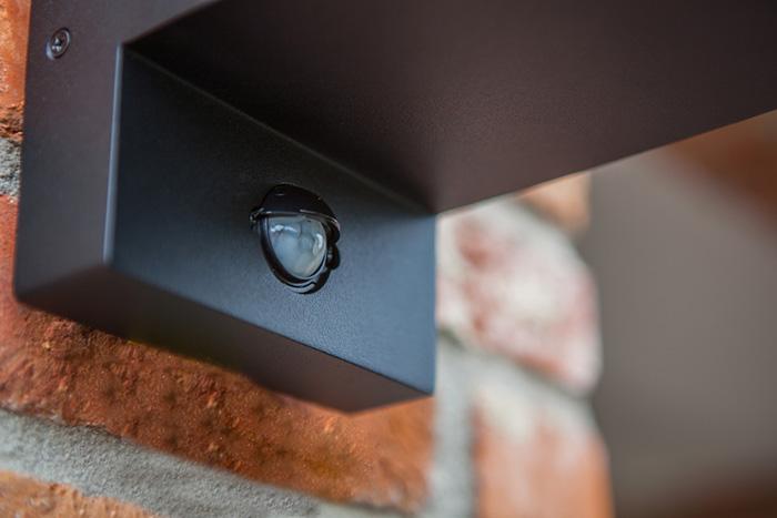 Lutec Tradition Flair 1 udendørslampe til væg m/sensor - Mat sort Lutec Tradition Flair 1 udendørslampe til væg m/sensor - Mat sort