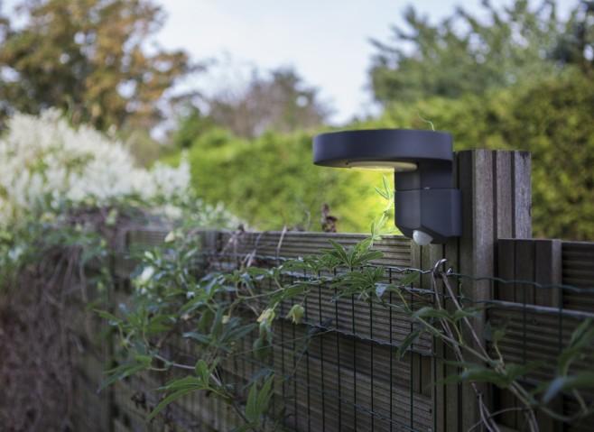 Lutec Diso Solar udendørs væglampe m/solceller og sensor - Grå Lutec Diso Solar udendørs væglampe m/solceller og sensor - Grå