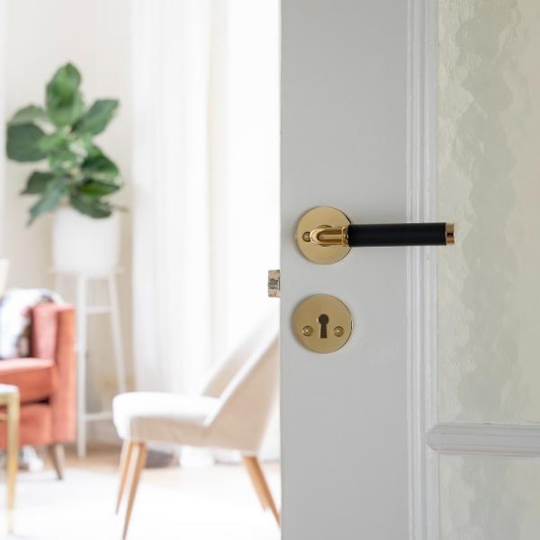 Beslagsboden Design indendørs dørhåndtag inkl. nøgleskilt - Messing/sort - Sæt á 4 Beslagsboden Design indendørs dørhåndtag inkl. nøgleskilt - Messing/sort - Sæt á 4